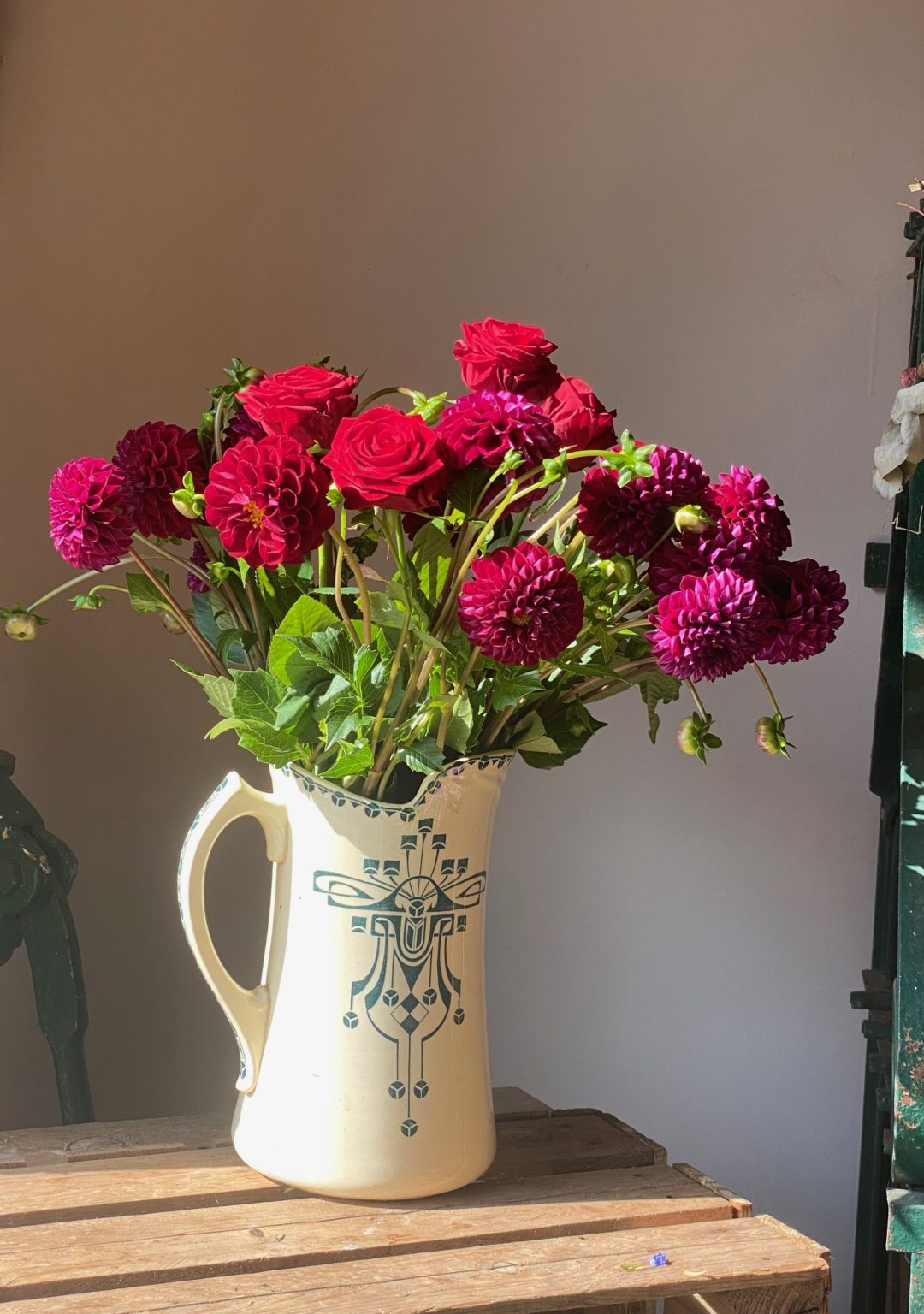Céramiques et plantes en boutique à Bordeaux Saint-Michel