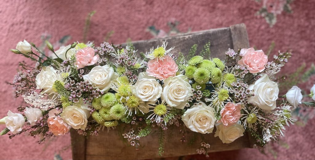 Composition florale de deuil en tons blancs et roses pâles, Un Jardin en Ville à Bordeaux