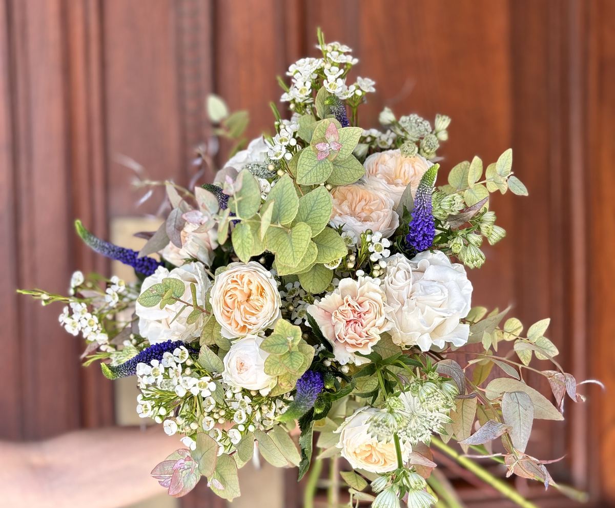 Bouquet champêtre aux roses pêche, eucalyptus et véronique, création réalisée en atelier floral chez Un Jardin en Ville à Bordeaux