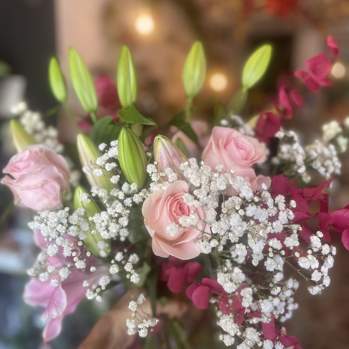 Bouquet de roses roses, lys et gypsophile, création Un Jardin en Ville, fleuriste à Bordeaux