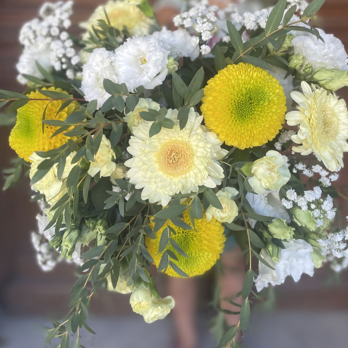 Bouquet blanc et jaune aux chrysanthèmes boules et gerberas, création Un Jardin en Ville, fleuriste à Bordeaux