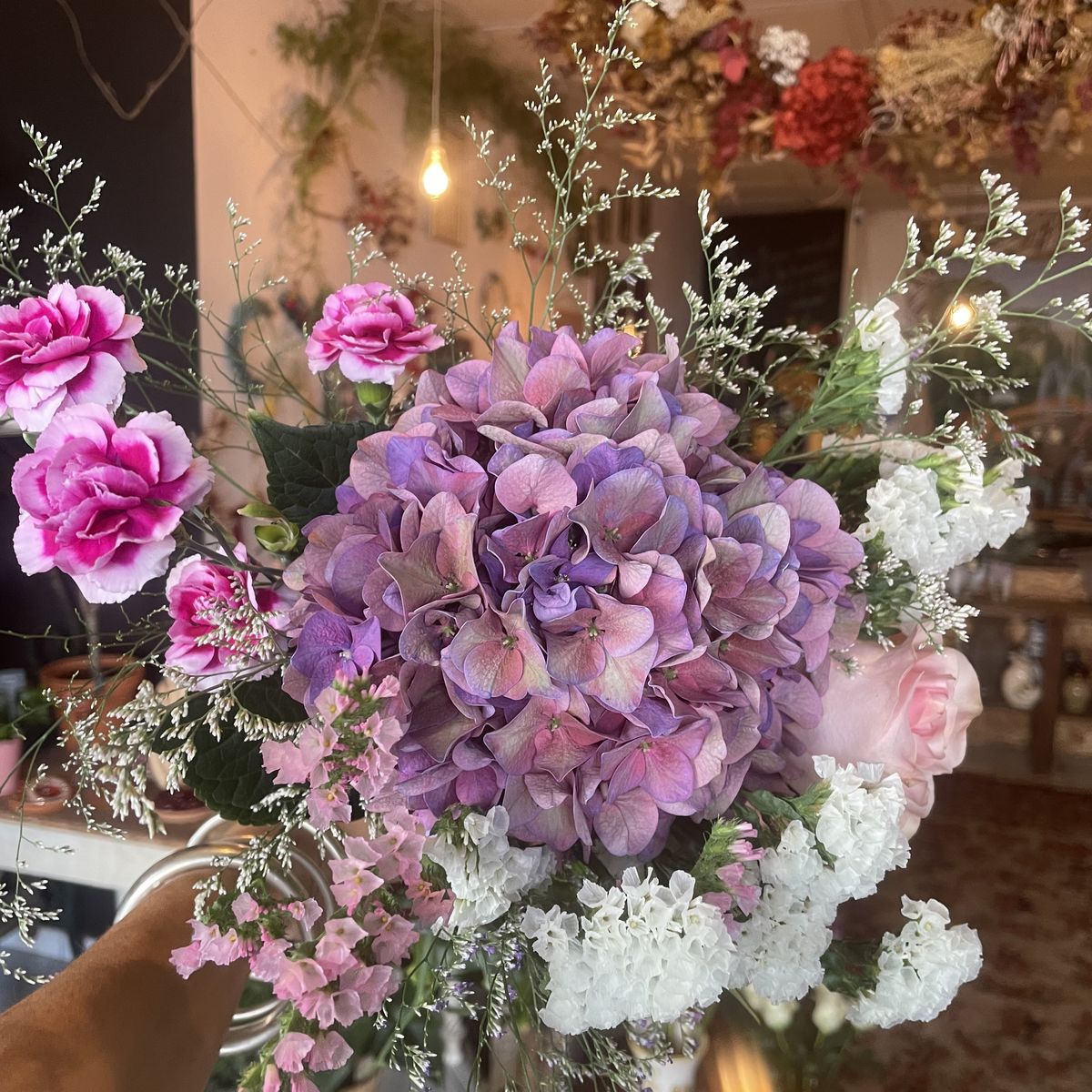 Bouquet aux hortensias mauves et roses fuchsia, création Un Jardin en Ville, fleuriste à Bordeaux
