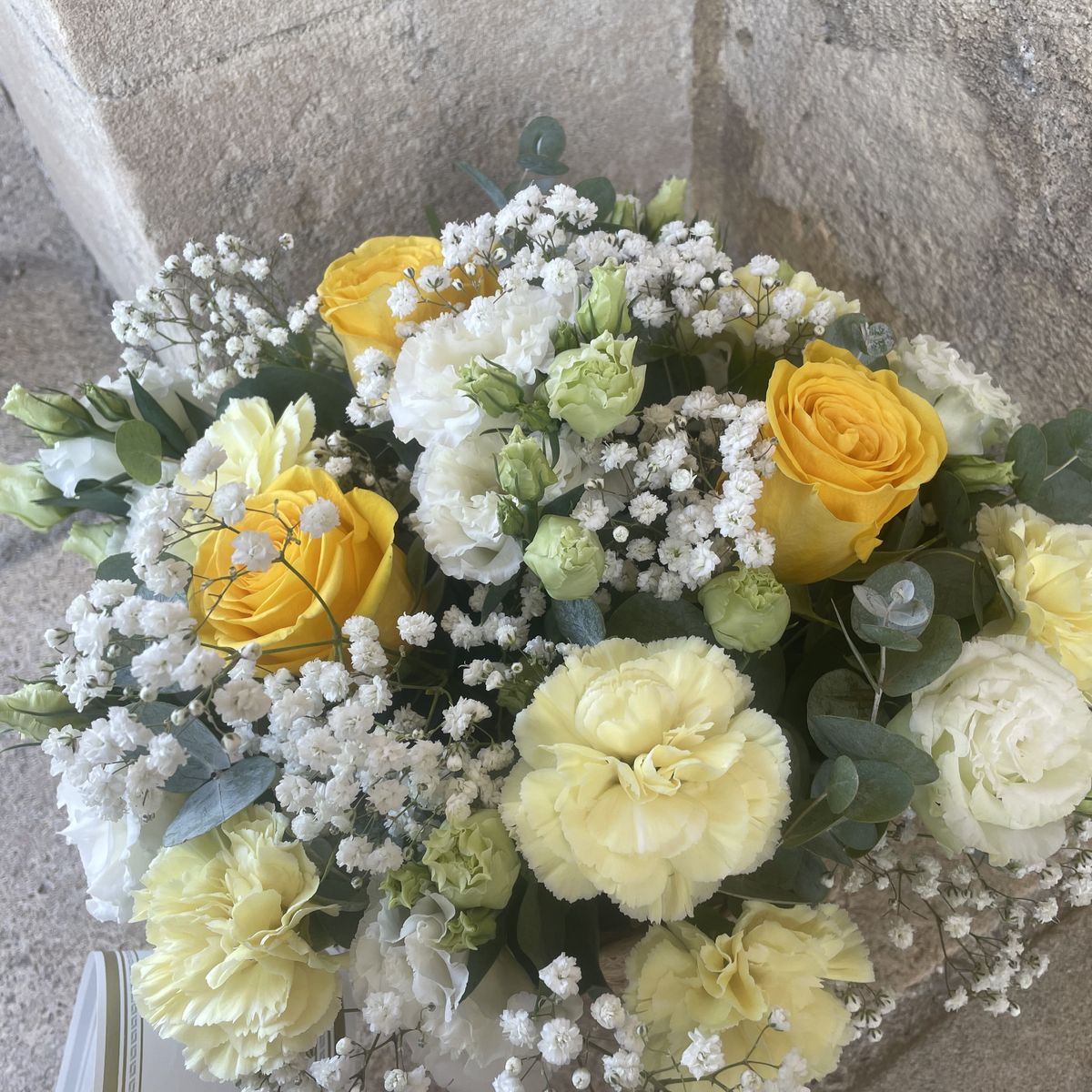 Bouquet de roses jaunes, œillets et gypsophile, création Un Jardin en Ville, fleuriste à Bordeaux