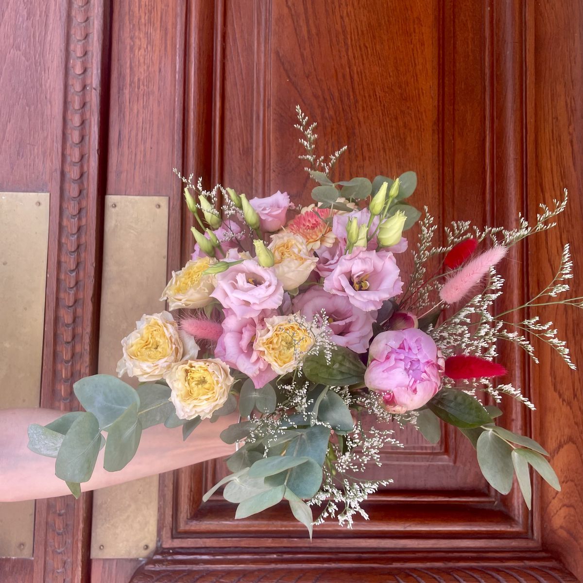 Bouquet pastel de lisianthus, pivoine et eucalyptus, création Un Jardin en Ville, fleuriste à Bordeaux