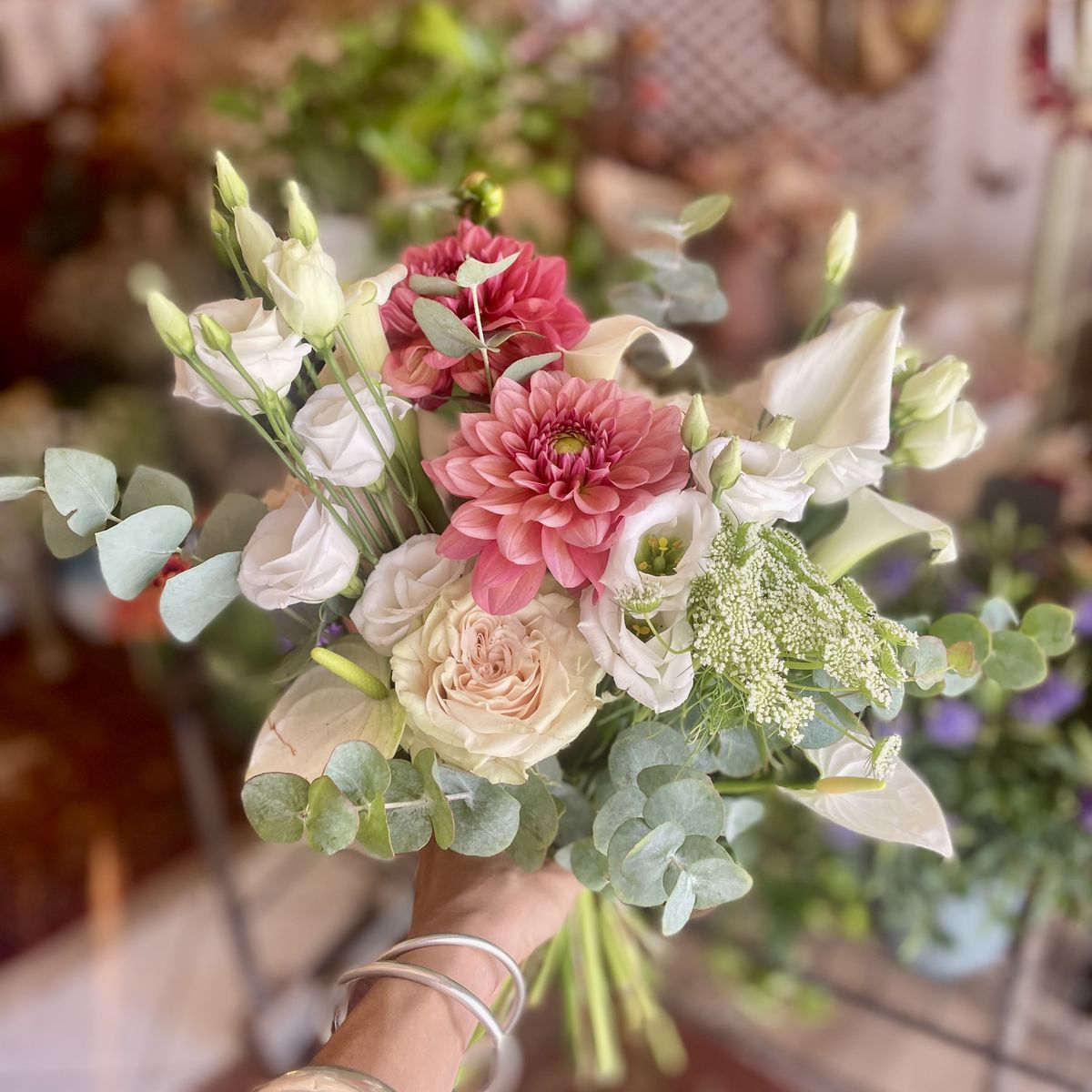 Bouquet de dahlias, lys blancs et eucalyptus, création Un Jardin en Ville, fleuriste à Bordeaux
