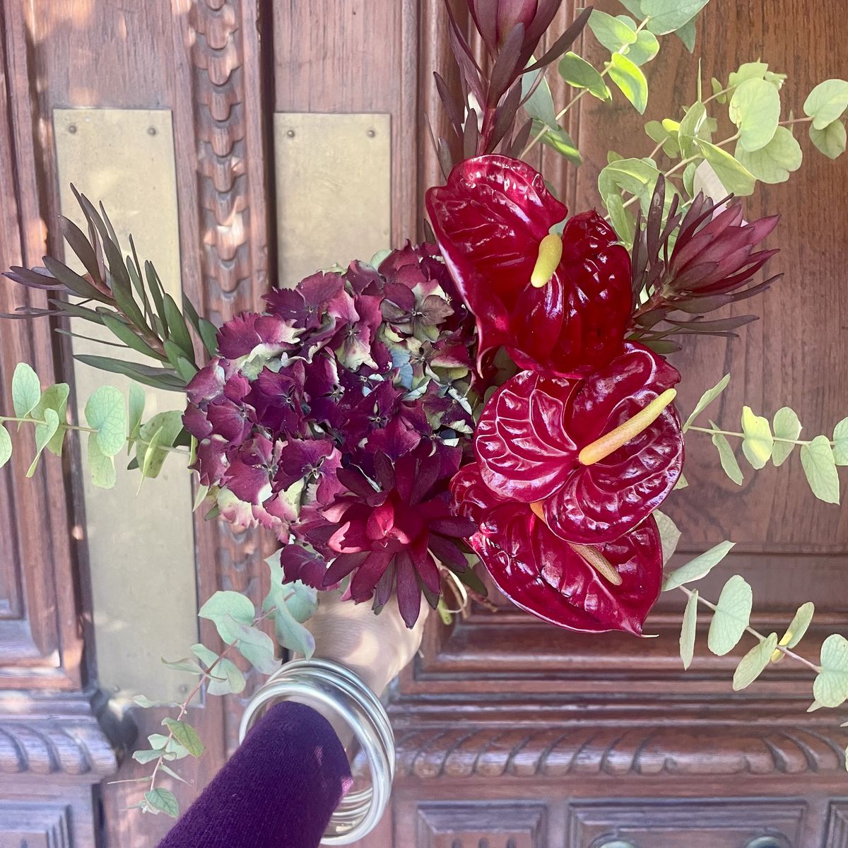 Bouquet aux anthuriums rouges et dahlias bordeaux, création Un Jardin en Ville, fleuriste à Bordeaux
