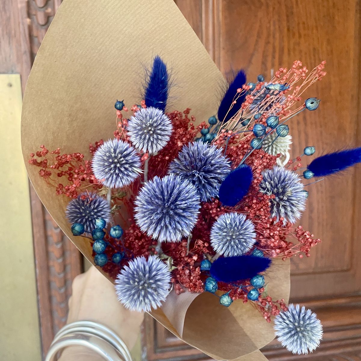 Bouquet de fleurs séchées bleues et rouges aux échinops, création Un Jardin en Ville, fleuriste à Bordeaux