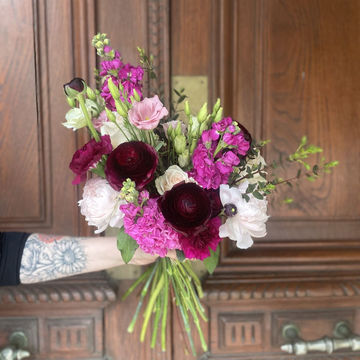 Bouquet de renoncules bordeaux et fleurs roses fuchsia, création Un Jardin en Ville, fleuriste à Bordeaux