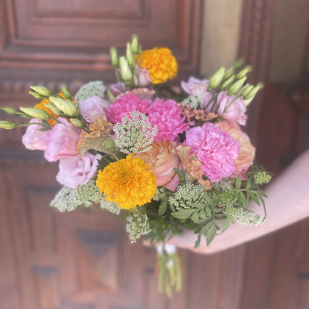 Bouquet coloré d'œillets roses et fleurs orange, création Un Jardin en Ville, fleuriste à Bordeaux