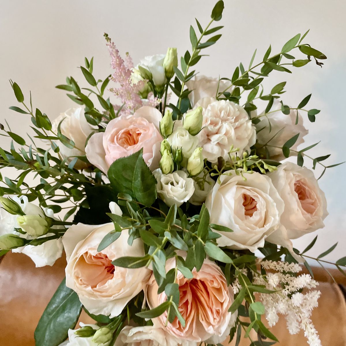 Bouquet de roses pêche, lisianthus et feuillages, création Un Jardin en Ville, fleuriste à Bordeaux