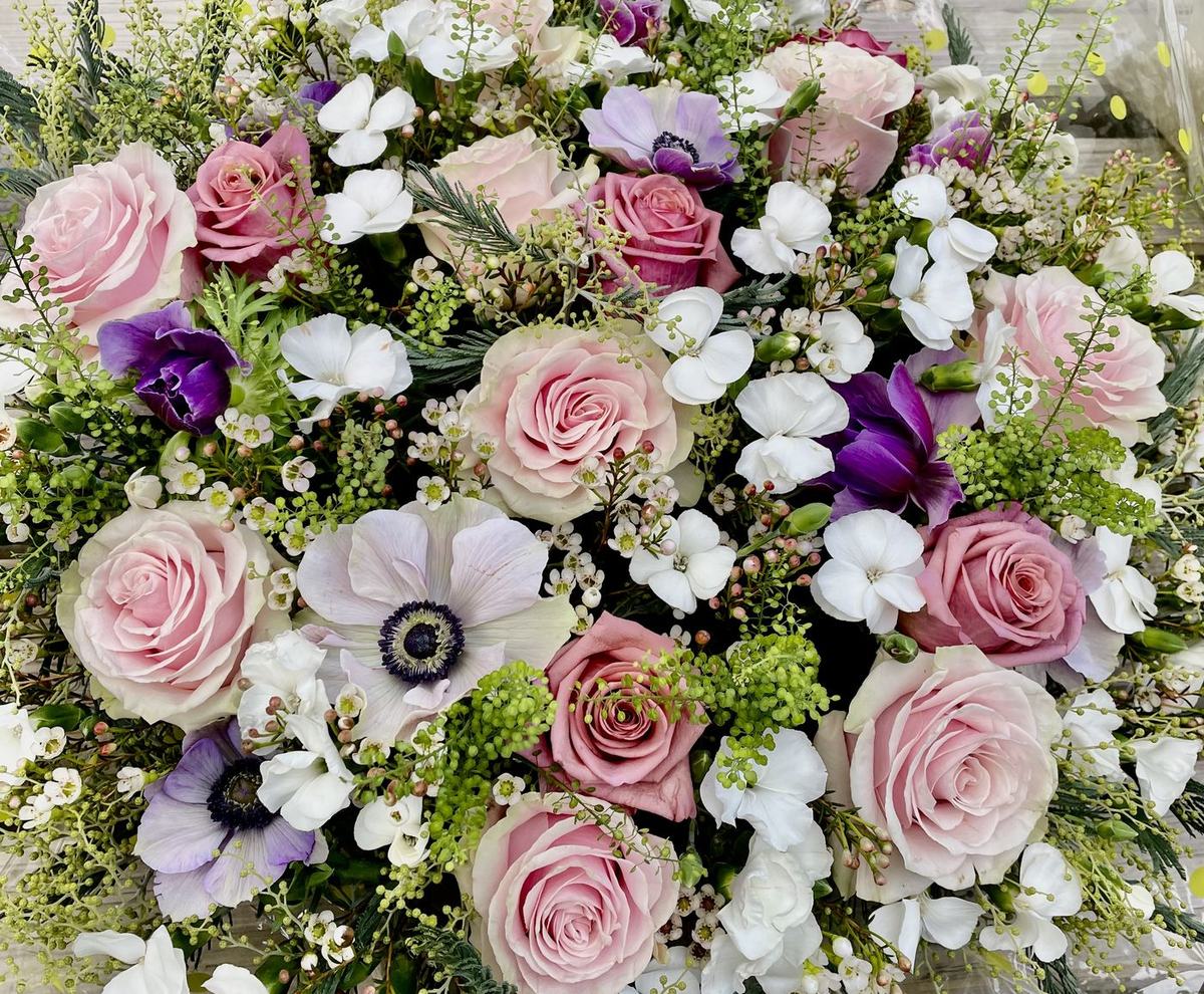 Composition florale de deuil aux roses poudrées, anémones et fleurs blanches, réalisée par Un Jardin en Ville à Bordeaux